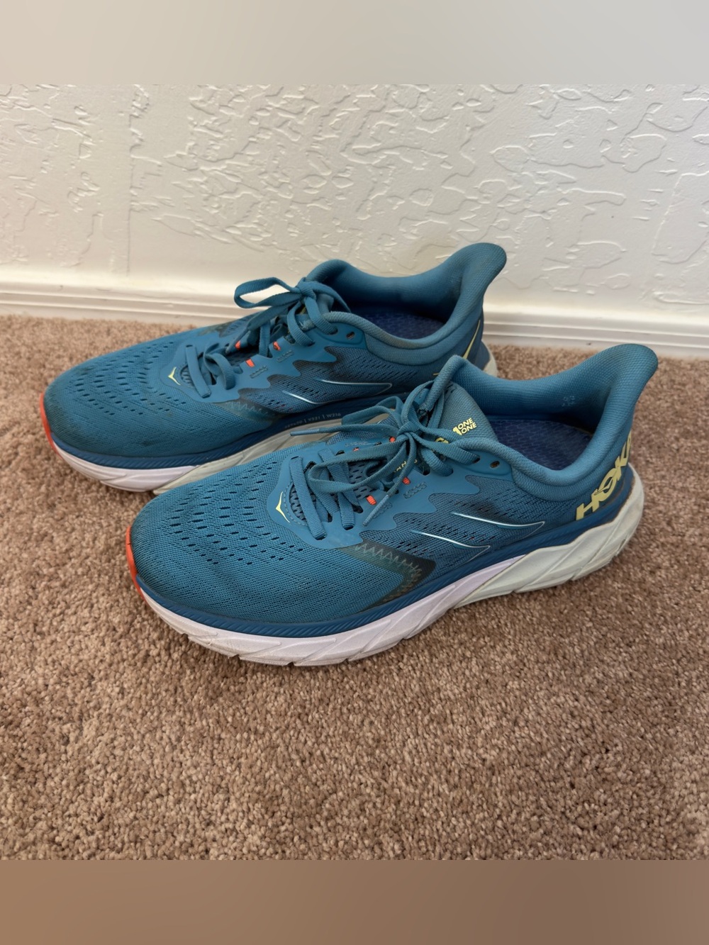 Hoka Women’s One One Arahi 5 Mosaic Blue/Luminary Green Colorway Running Shoe